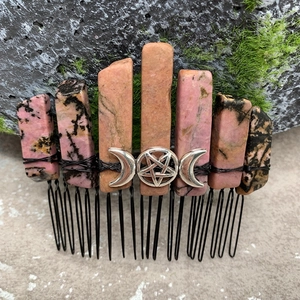 Détail d'un peigne à cheveux en cristal rose fait main avec croissant de lune argenté
