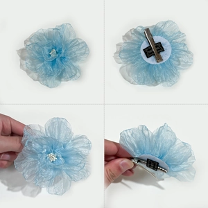 Détail de la pince à cheveux fleur en organza bleu clair faite main avec clip en métal