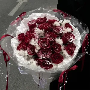 Bouquet di rose rosse romantiche con polvere di neve finta e decorazione di perle