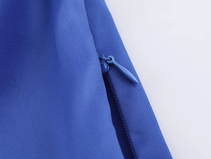 Detailansicht des nahtlosen verdeckten Reißverschlusses an diesem blauen Faltenhemd