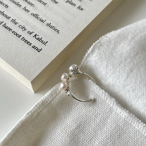 Anillo abierto minimalista de plata esterlina S925 con tres perlas en tela blanca