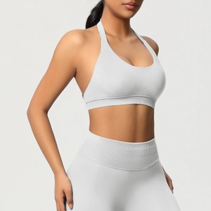 Détail de la taille haute côtelée grise sans couture et texture du kit de yoga