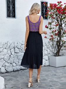 Détail du corsage au crochet violet avec broderie florale sur une robe de plage bohème