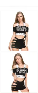 Detail der schwarzen High-Waist-Shorts mit Seitenausschnitten und Metallschnallen