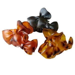 Bow hair claw clips in matte black and amber leopard tortoiseshell patterns set