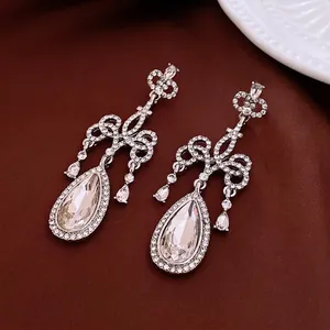 Funkelnde Silber-Blumen-Ohrhänger mit Kristallen für elegante Abendgarderobe