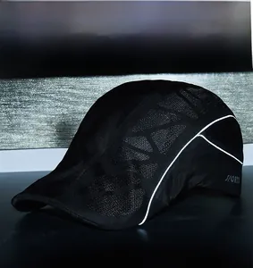 Détail d'une casquette de sport respirante avec bandes réfléchissantes et logo sport
