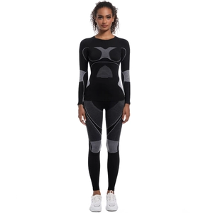 Détail de l'ensemble de sport noir sans couture avec motifs jacquard gris ergonomiques