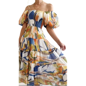 Detalle de la falda escalonada con estampado bohemio y mangas abullonadas