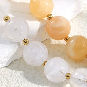 Elegante collana con perle in oro 18K e perle acriliche marmorizzate bianche e arancio