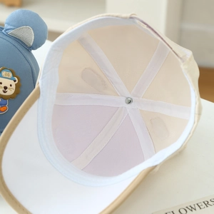 Détails de la doublure de casquette enfant et du patch lion de dessin animé mignon