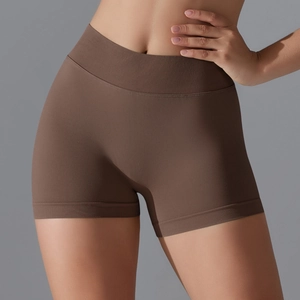 Détail montrant la taille haute côtelée sans couture et le tissu respirant du short de yoga