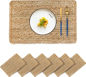 Detalle del juego de manteles tejidos con mantel rectangular y seis posavasos cuadrados