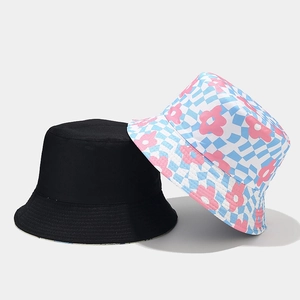 Détail de bobs réversibles en noir et motif à carreaux fleuris bleu clair