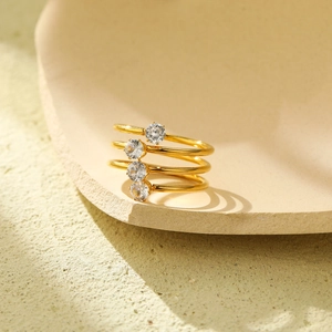 Anello multistrato in acciaio inossidabile placcato oro 18k con quattro zirconi