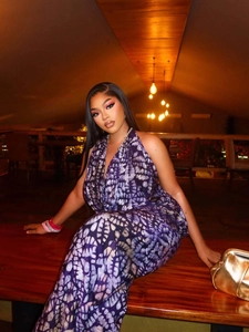 Détail d'une robe maxi dos nu tie-dye violette avec texture soyeuse sur un mannequin