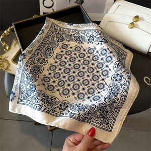 Eleganter Seidenschal mit Paisley-Muster in Beige und Marineblau für professionelle Looks