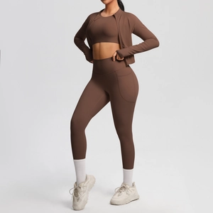 Detail eines schokoladenbraunen Yoga-Sets mit High-Waist-Leggings und Jacke mit Reißverschluss