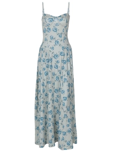 Robe d'été longue à fleurs bleu clair avec fines bretelles et bustier ajusté élégant