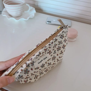 Dettaglio della trousse in cotone floreale con cerniera ed etichetta Simple Wish