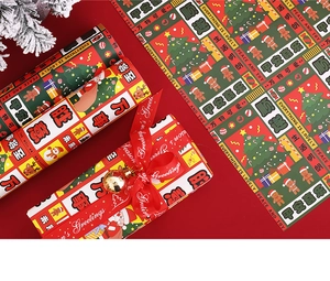 Detail von Weihnachtsgeschenkpapier mit Weihnachtsmann- und Lebkuchenmustern auf Boxen