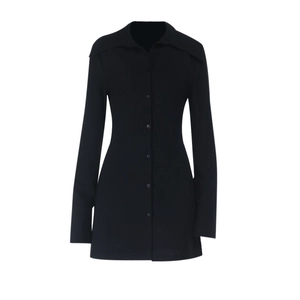 Détail d'une robe chemise noire à manches longues avec col à revers et boutonnage