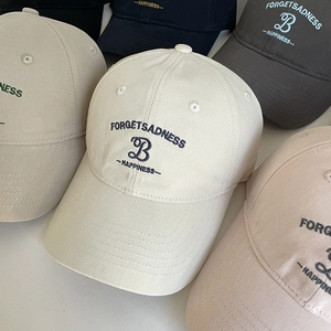 Détail de la casquette de baseball en coton avec broderie du logo B et du slogan