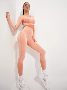 Détail de l'ensemble de yoga sans couture avec passants de pouce et maille ajourée rose