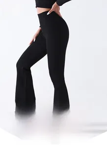 Détail du pantalon de yoga côtelé à taille haute avec coupe évasée noire et texture douce