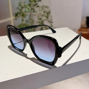 Detail of butterfly frame sunglasses with black acetate and purple gradient lenses