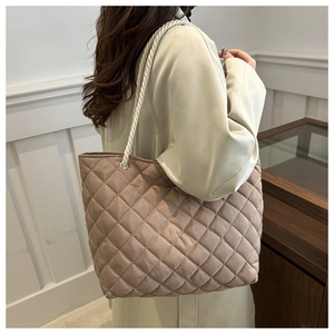 Détail du grand sac cabas matelassé en nylon kaki avec poignées en corde blanche