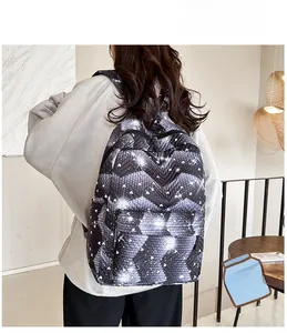 Detalle de la mochila acolchada con estampado de espiga en blanco y negro y corazones