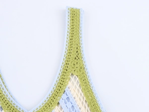 Détail de la bandoulière au crochet avec motifs à vagues vert et bleu et maille ajourée