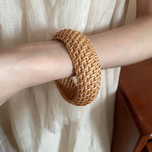 Vue détaillée d'un bracelet large en rotin tressé à la main style bohème