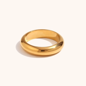 Dettaglio di un anello a cupola largo e massiccio con finitura lucida placcata oro 18K
