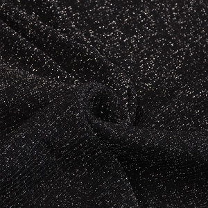 Gros plan d'un tissu noir avec paillettes argentées scintillantes et maille fine