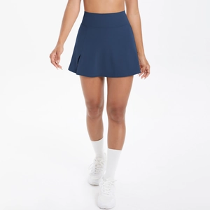 Dettaglio gonna da tennis blu navy a vita alta con spacco laterale per attività sportiva