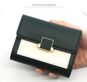Détail du portefeuille bicolore à trois volets avec grain de cuir et fermoir doré chic