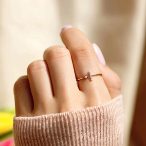 Minimalist s925 sterling silver T-shaped ring with zircon on hand with knit sweater