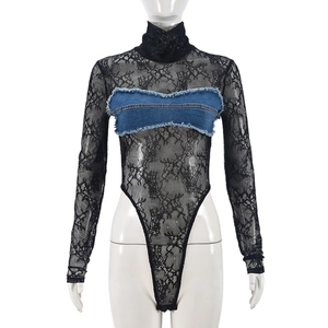 Body sexy en dentelle noire avec patchwork en jean, manches longues et col montant