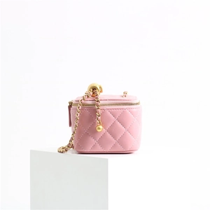 Detailed view of pink quilted leather vanity case with golden adjustable chain strap