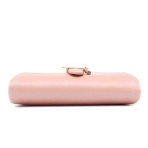 Nahaufnahme einer rosa Leder Mini-Geldbörse mit Druckknopf und glatter Oberfläche