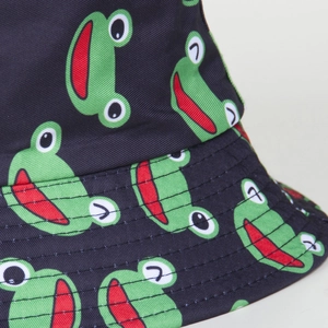 Bob noir avec imprimé grenouille cartoon montrant le tissu en sergé et les coutures