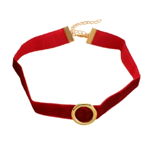 Collana girocollo in velluto rosso con anello dorato per feste e Natale