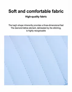 Détail du tissu matelassé bleu clair montrant la texture douce et les surpiqûres