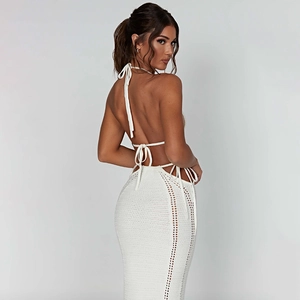 Dettaglio set in maglia bianca con top a fascia schiena scoperta e gonna midi con ritagli
