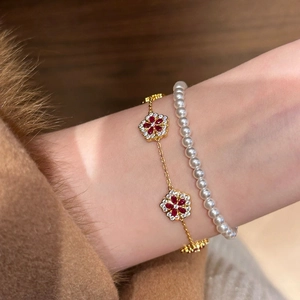 Elegant gold plated flower bracelet with zircon stones and white pearl stretch wristband