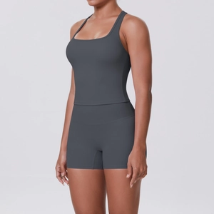 Détail de l'ensemble de fitness gris foncé avec débardeur dos nageur et short gainant