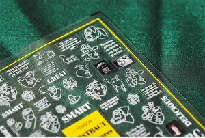 Vue détaillée des stickers nail art 5D avec visages abstraits et motifs fleurs