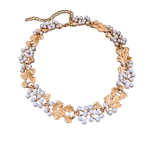 Elegant gold flower leaf necklace set with white pearls for women in vintage style